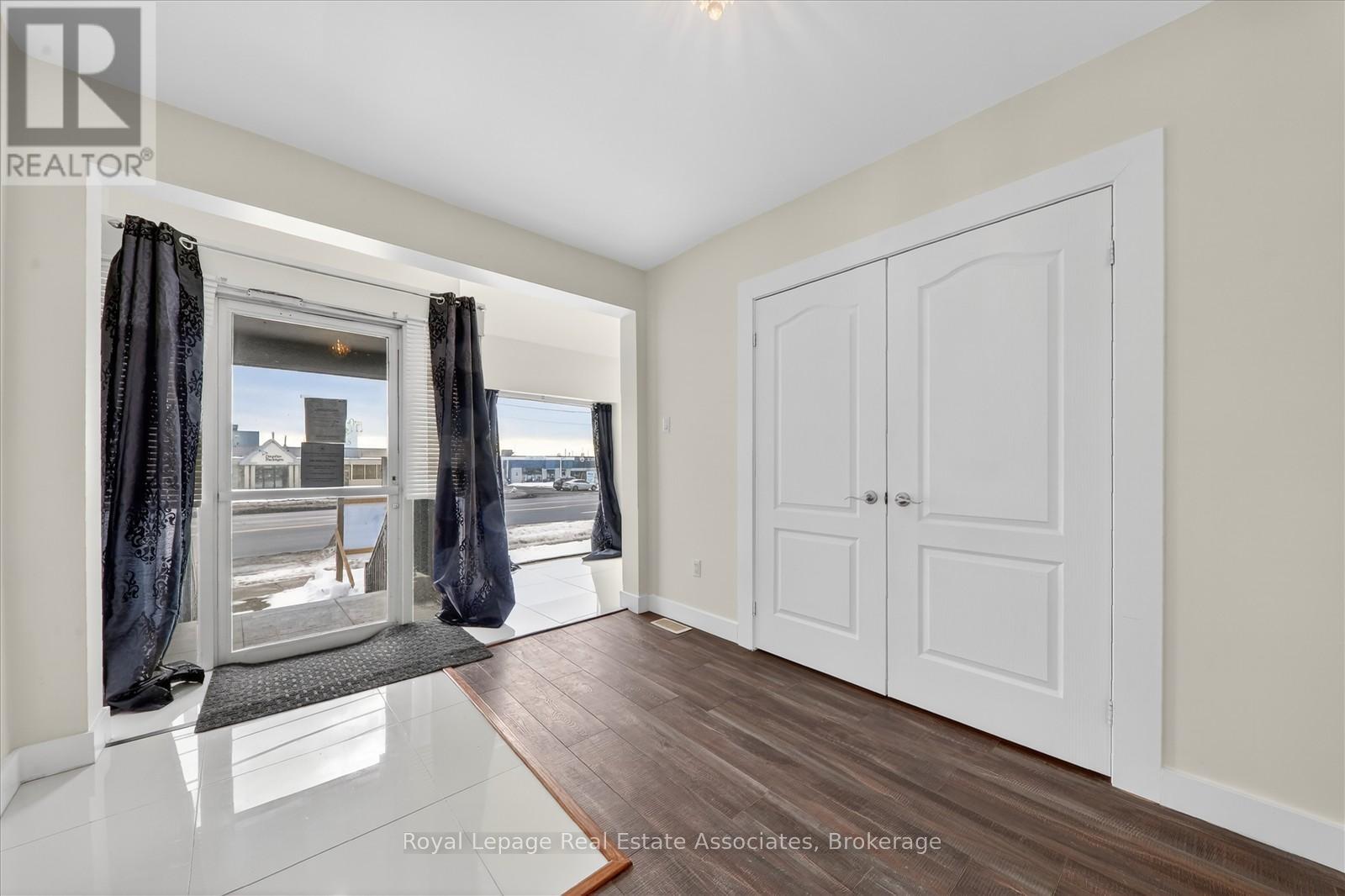 881 Lakeshore Road E, Mississauga, Ontario  L5E 1E2 - Photo 5 - W12795354