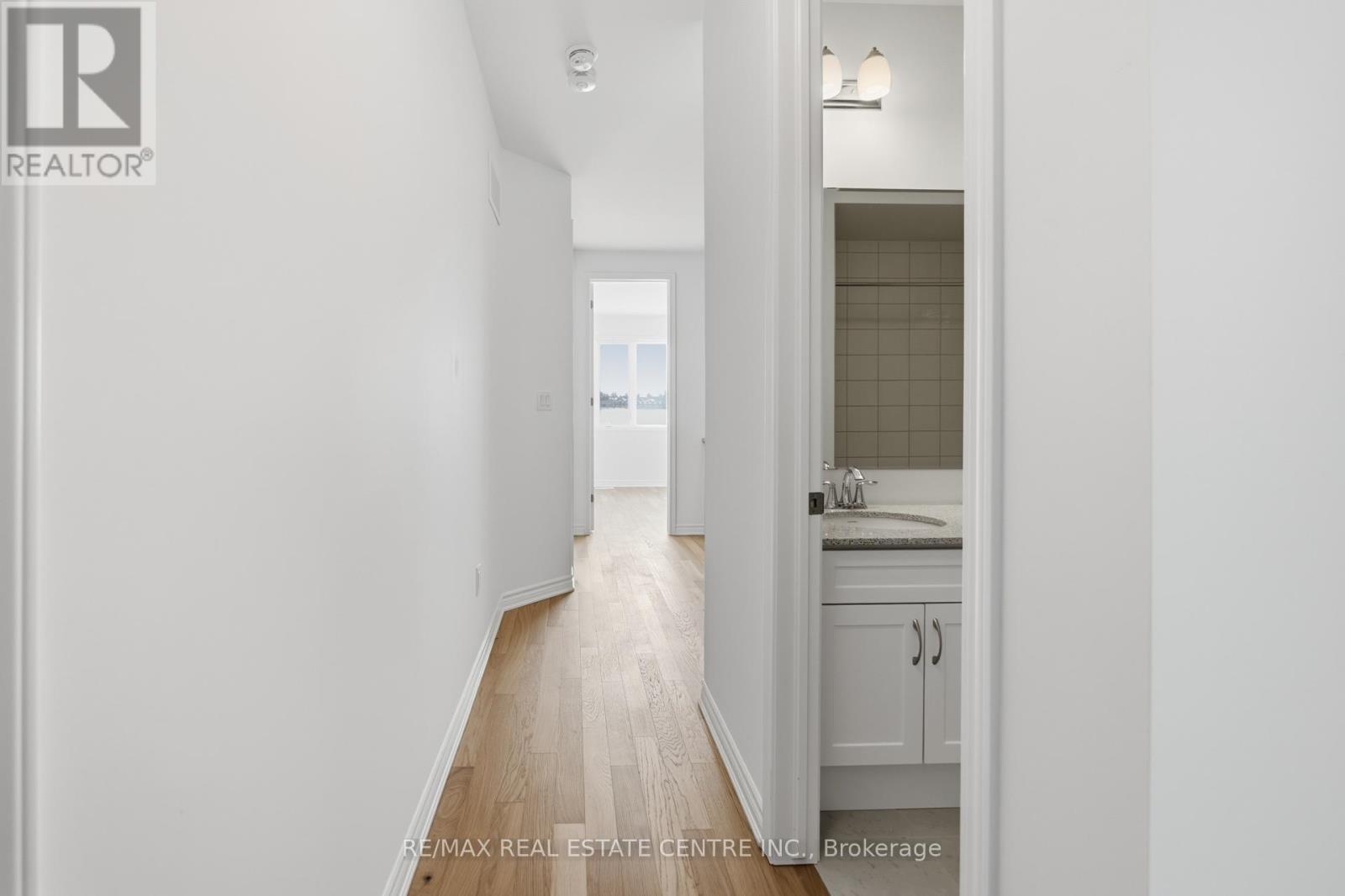 3155 Meadowridge Drive, Oakville, Ontario  L6H 8B4 - Photo 13 - W12795462