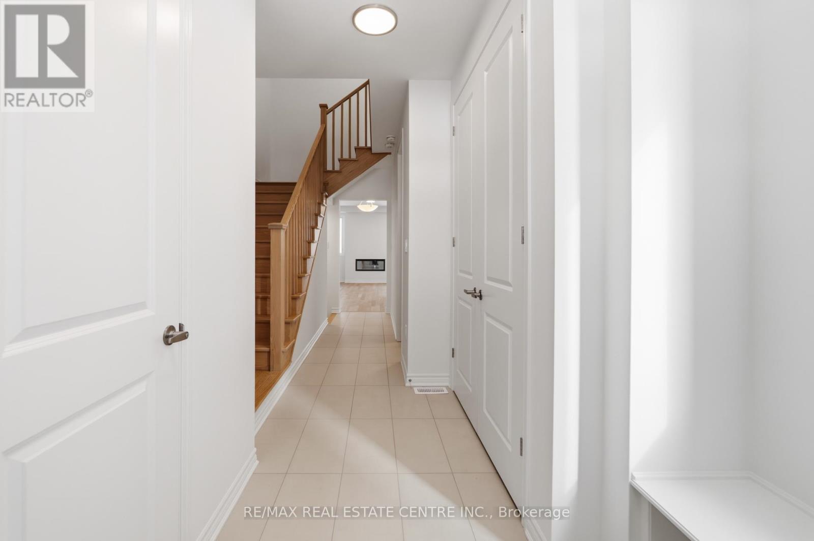 3155 Meadowridge Drive, Oakville, Ontario  L6H 8B4 - Photo 5 - W12795462