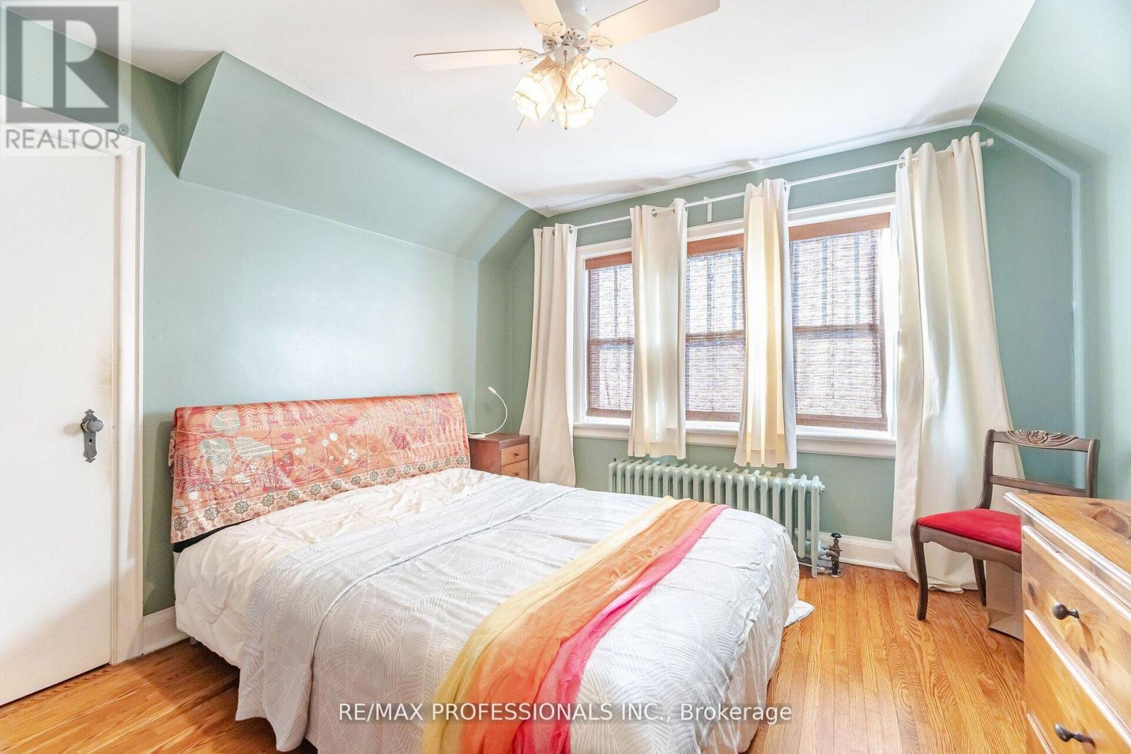 40 Warren Crescent, Toronto, Ontario  M6S 4S2 - Photo 12 - W12795532