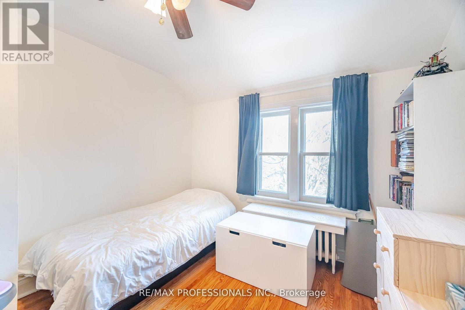 40 Warren Crescent, Toronto, Ontario  M6S 4S2 - Photo 16 - W12795532