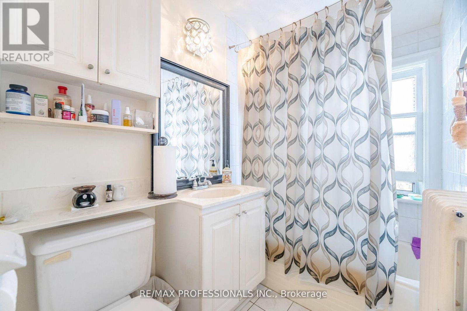 40 Warren Crescent, Toronto, Ontario  M6S 4S2 - Photo 17 - W12795532