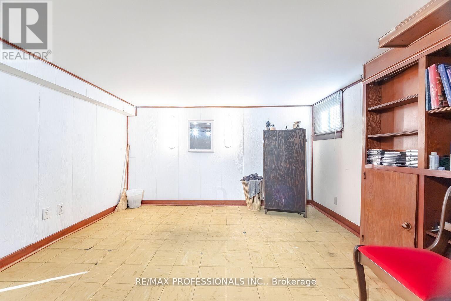 40 Warren Crescent, Toronto, Ontario  M6S 4S2 - Photo 18 - W12795532