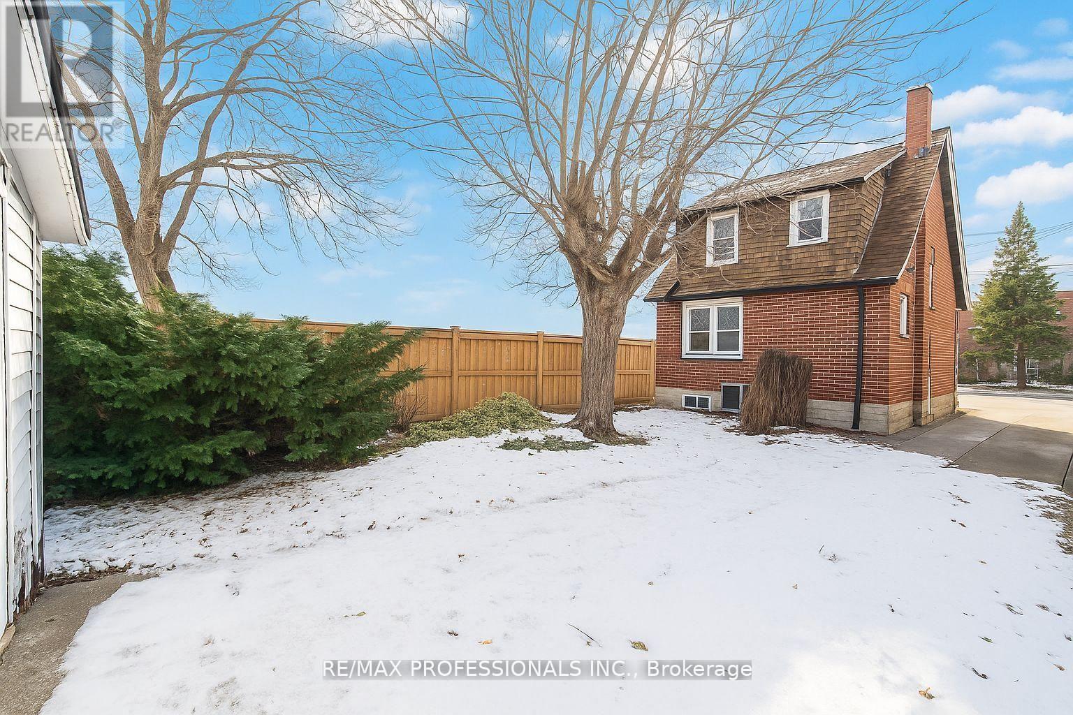 40 Warren Crescent, Toronto, Ontario  M6S 4S2 - Photo 2 - W12795532