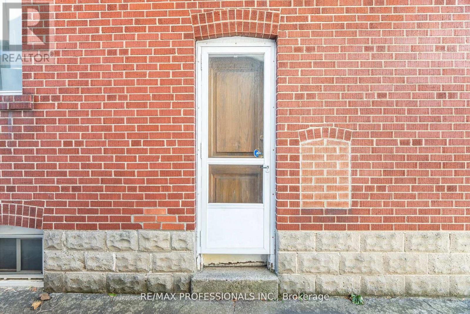 40 Warren Crescent, Toronto, Ontario  M6S 4S2 - Photo 20 - W12795532