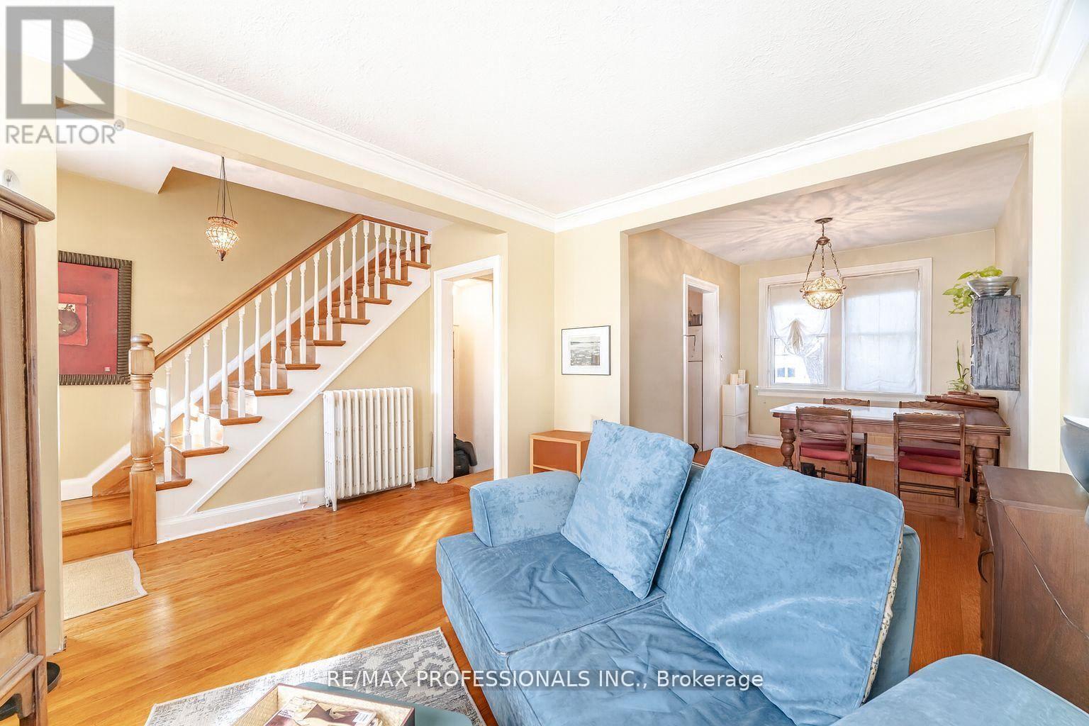 40 Warren Crescent, Toronto, Ontario  M6S 4S2 - Photo 4 - W12795532