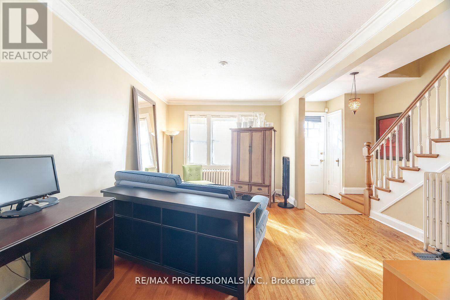 40 Warren Crescent, Toronto, Ontario  M6S 4S2 - Photo 7 - W12795532