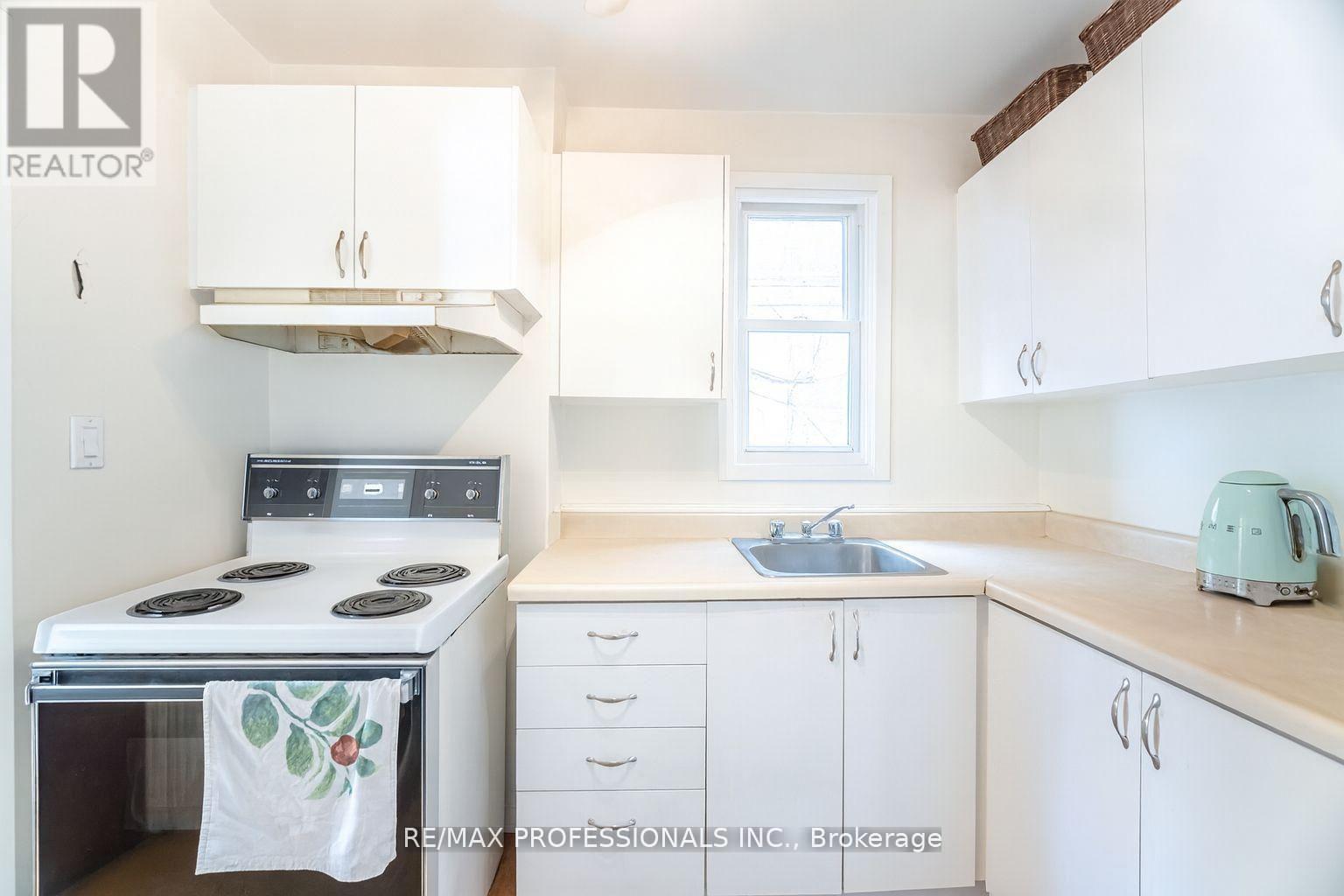 40 Warren Crescent, Toronto, Ontario  M6S 4S2 - Photo 8 - W12795532