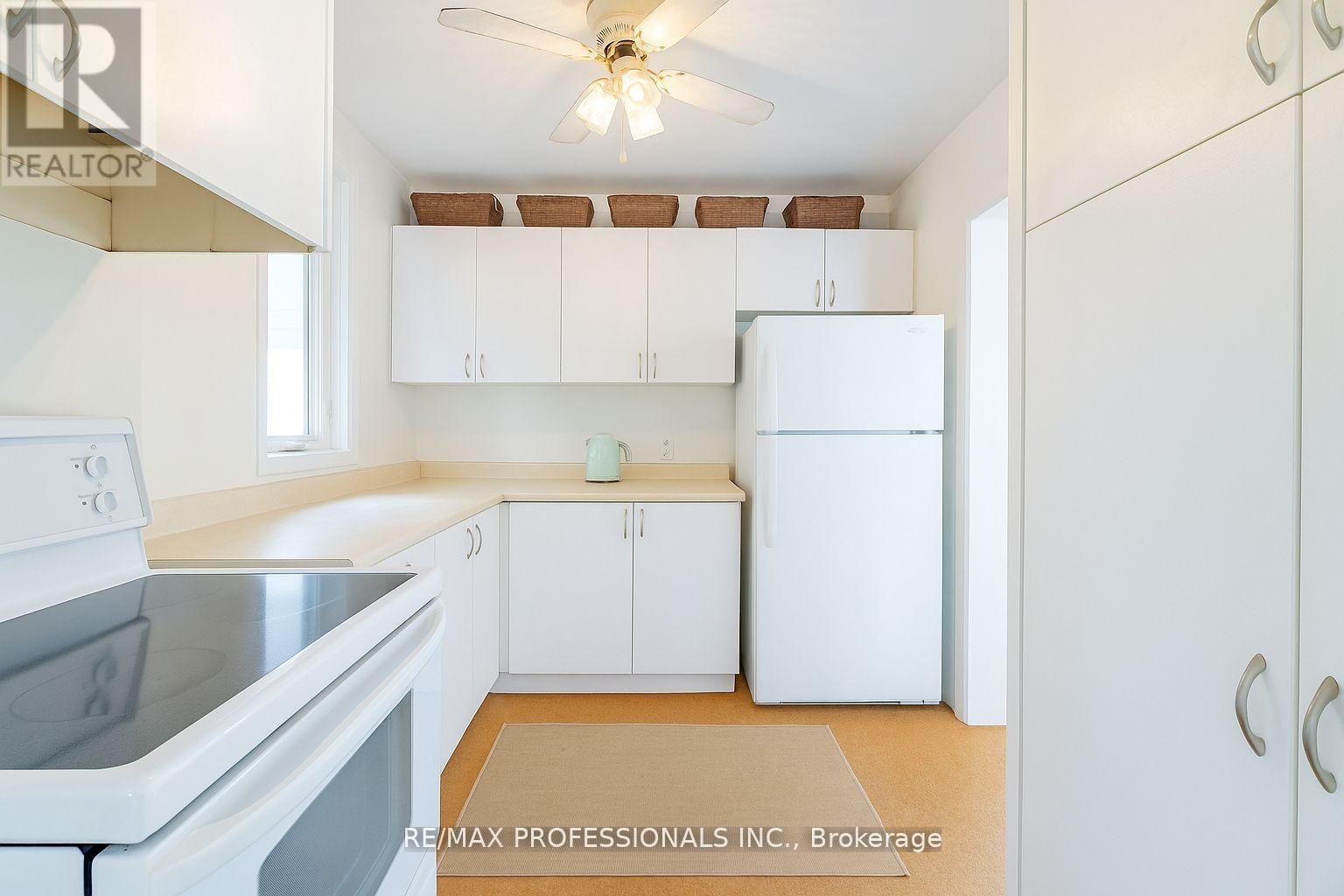 40 Warren Crescent, Toronto, Ontario  M6S 4S2 - Photo 9 - W12795532