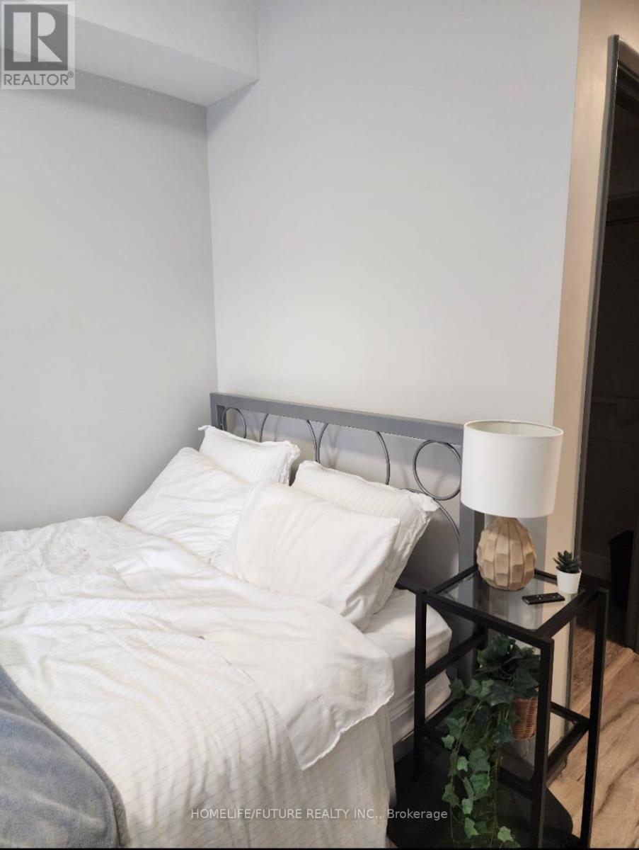 323 (Master Bdroom) - 258c Sunview Street, Waterloo, Ontario  N2L 0H8 - Photo 3 - X12795356