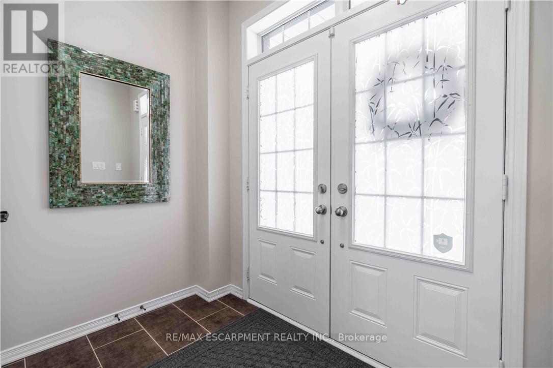 115 Larry Crescent, Haldimand, Ontario  N3W 0B2 - Photo 3 - X12795362