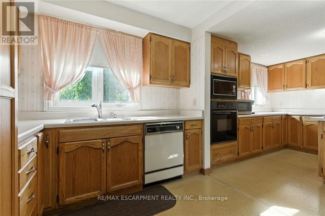 18 Jasper Drive, Hamilton, Ontario  L8G 2S7 - Photo 9 - X12795472