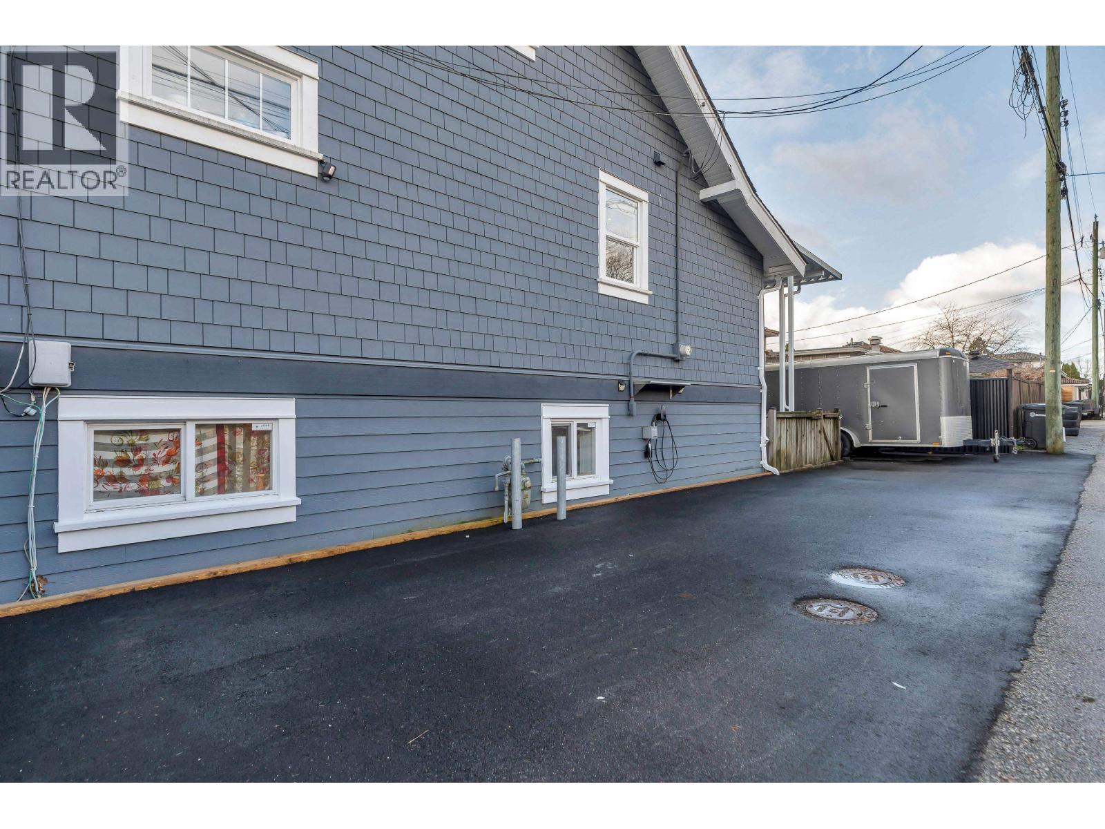 125 N Gilmore Avenue, Burnaby, British Columbia  V5C 1V6 - Photo 5 - R3087700