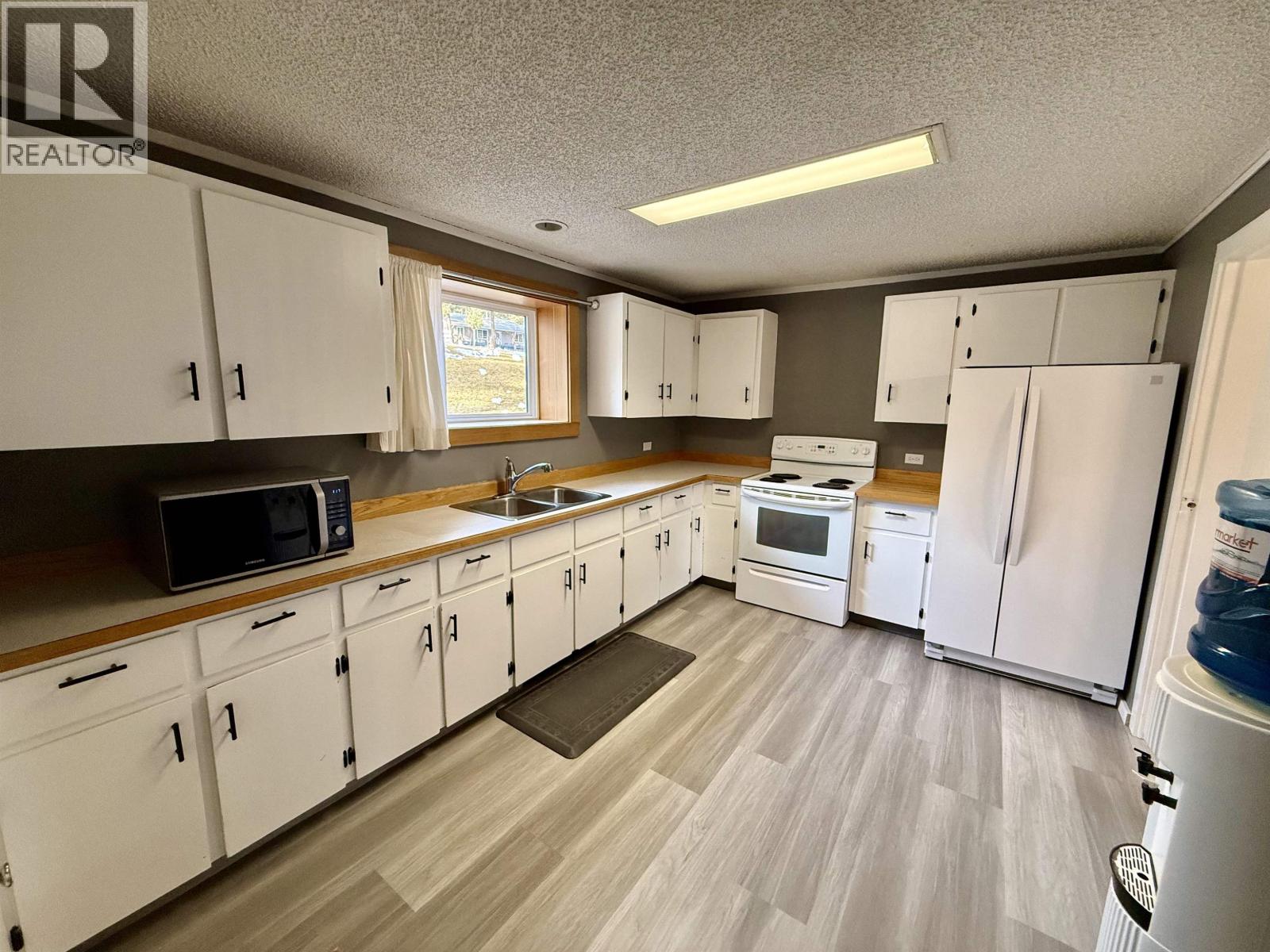 4895 Meesquono Trail, 108 Mile Ranch, British Columbia  V0K 2Z0 - Photo 5 - R3090206