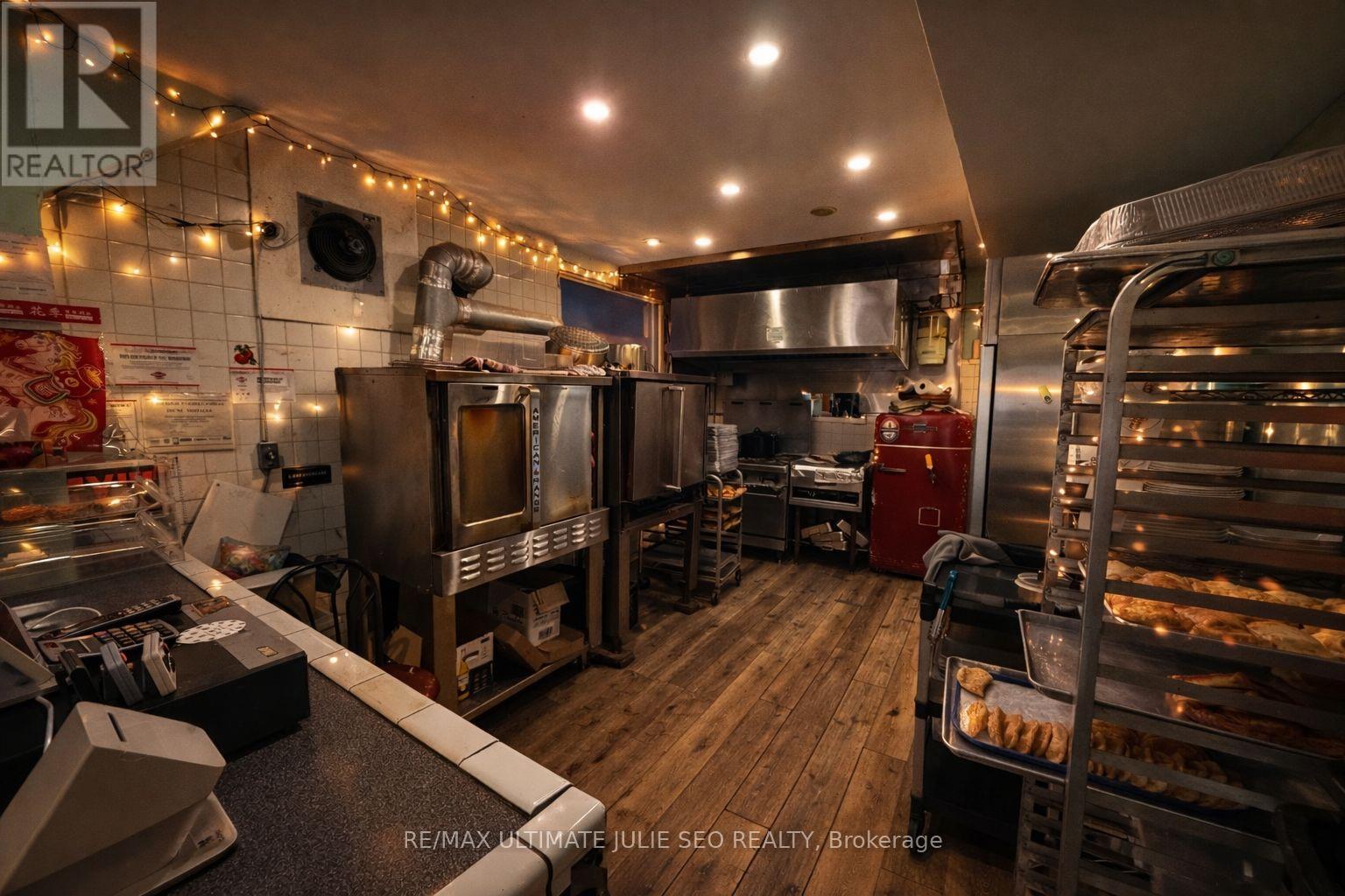245 Augusta Avenue, Toronto, Ontario  M5T 2L8 - Photo 3 - C12771186