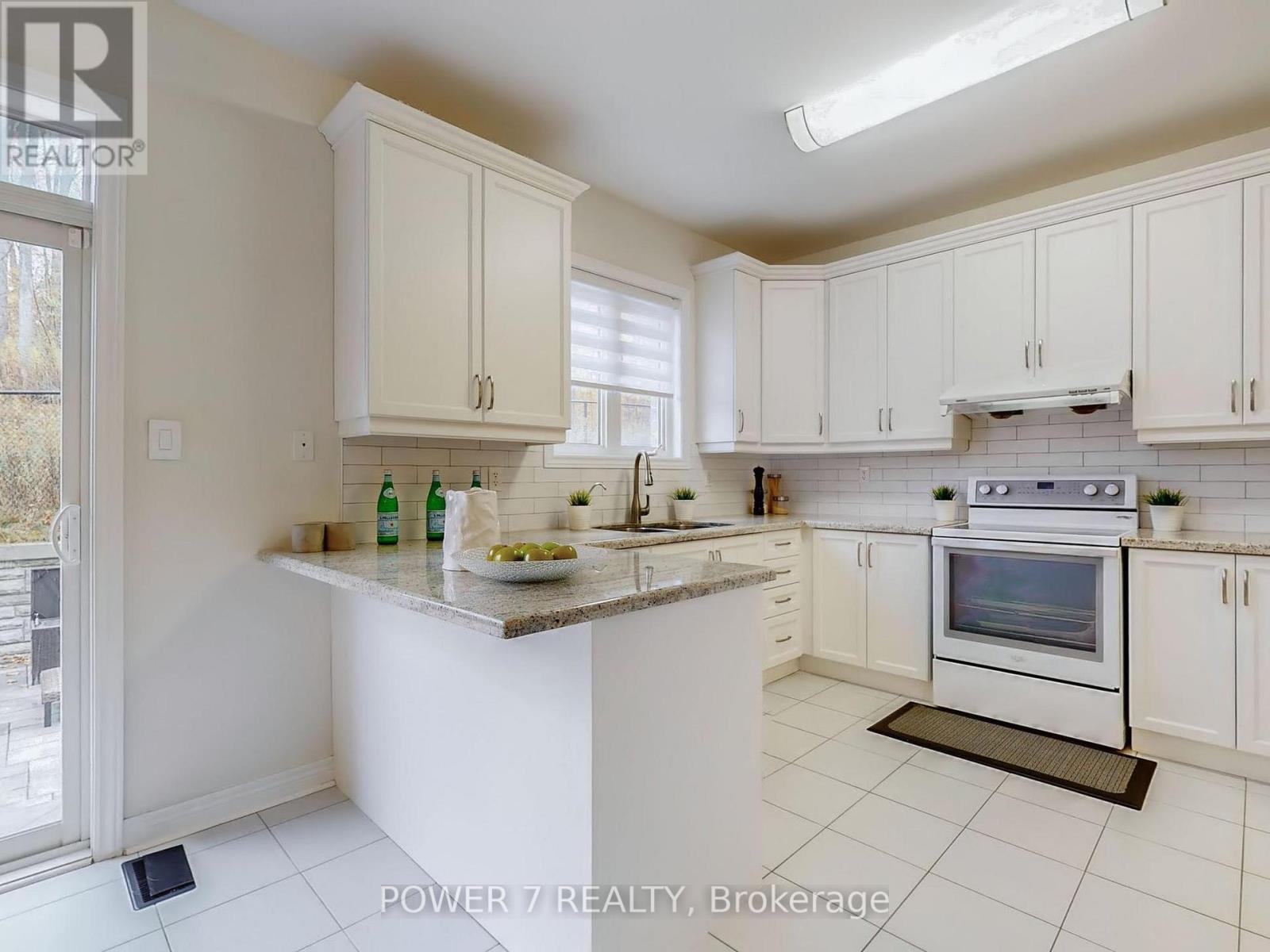 180 Woodspring Avenue, Newmarket, Ontario  L3X 3J4 - Photo 12 - N12795352