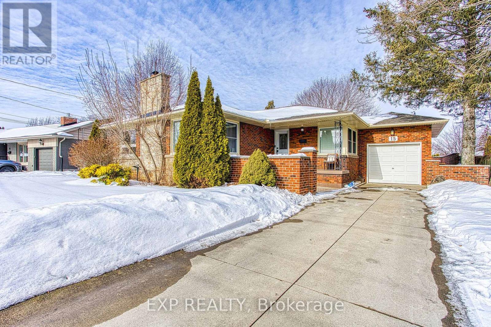 15 PASSMORE STREET, Hamilton, Ontario