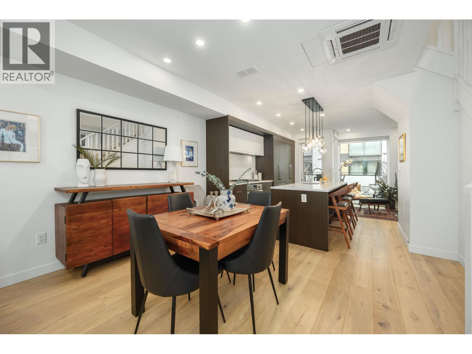 206 649 E 3RD STREET, North Vancouver, British Columbia