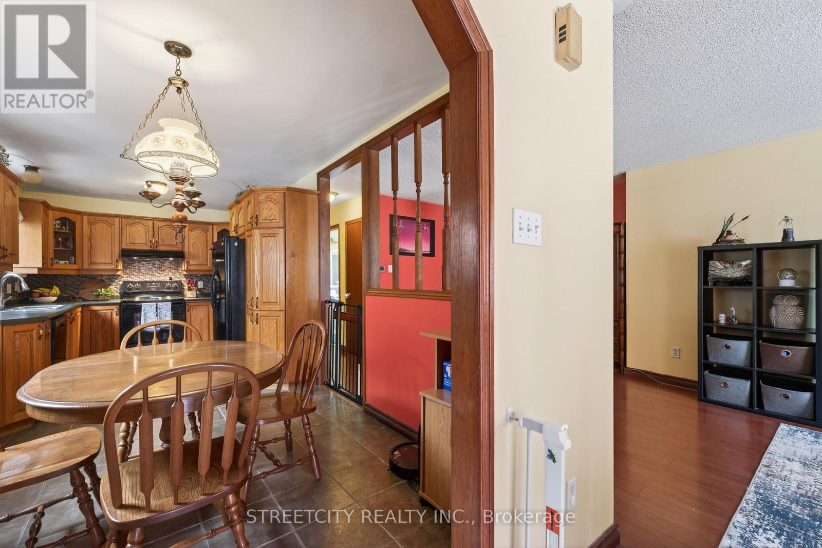 23 Elmwood Place, London South, Ontario  N6J 1J3 - Photo 4 - X12795688