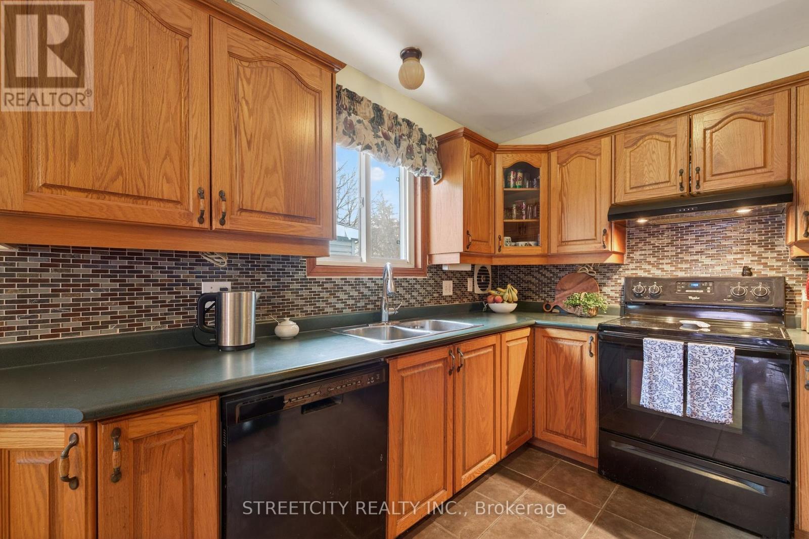 23 Elmwood Place, London South, Ontario  N6J 1J3 - Photo 7 - X12795688