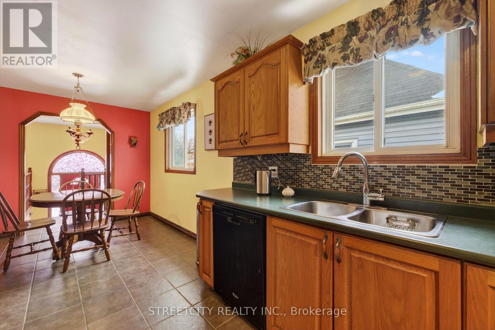 23 Elmwood Place, London South, Ontario  N6J 1J3 - Photo 8 - X12795688