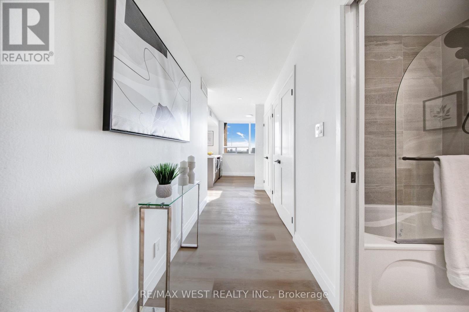 1202 - 914 Yonge Street, Toronto, Ontario  M4W 3C8 - Photo 2 - C12795682