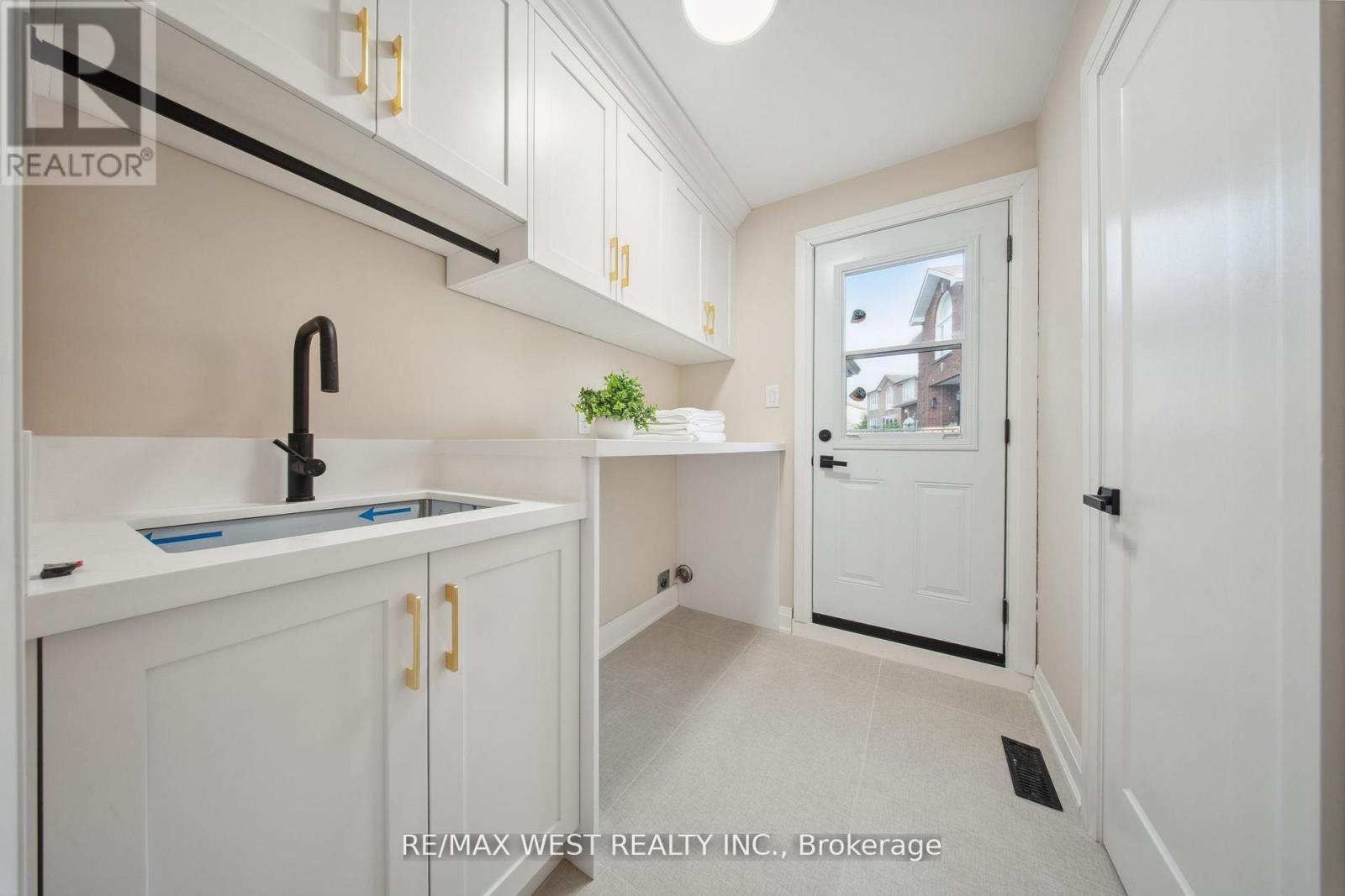 4 Snowcrest Court, Markham, Ontario  L3S 2V9 - Photo 10 - N12795698