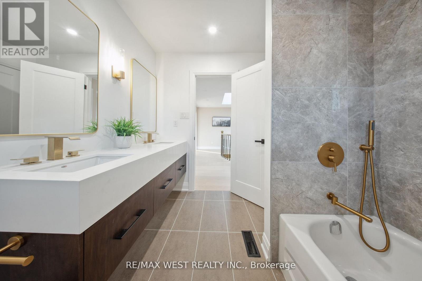 4 Snowcrest Court, Markham, Ontario  L3S 2V9 - Photo 38 - N12795698