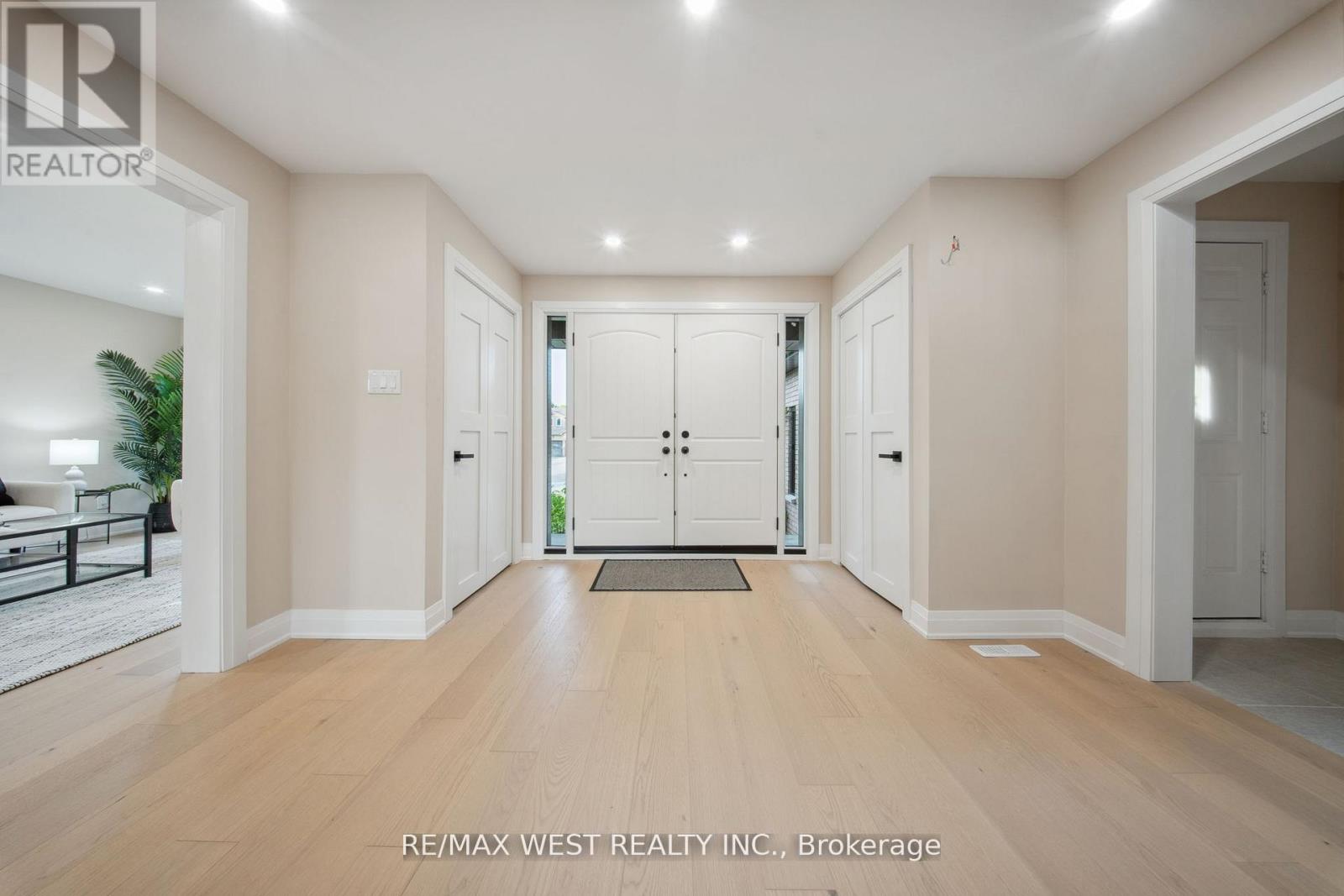 4 Snowcrest Court, Markham, Ontario  L3S 2V9 - Photo 6 - N12795698