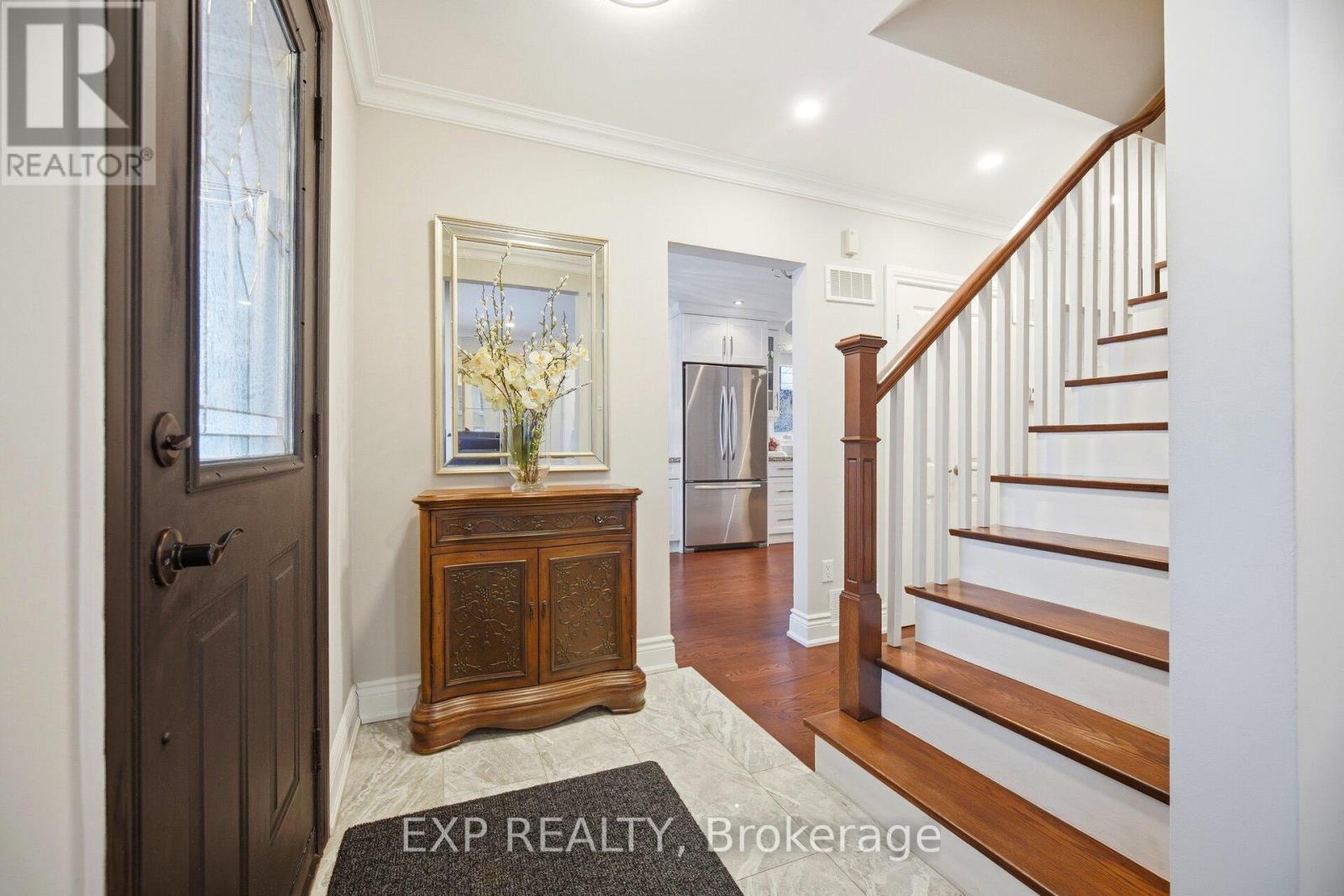 298 Edrich Court, Mississauga, Ontario  L5A 1R3 - Photo 2 - W12795630