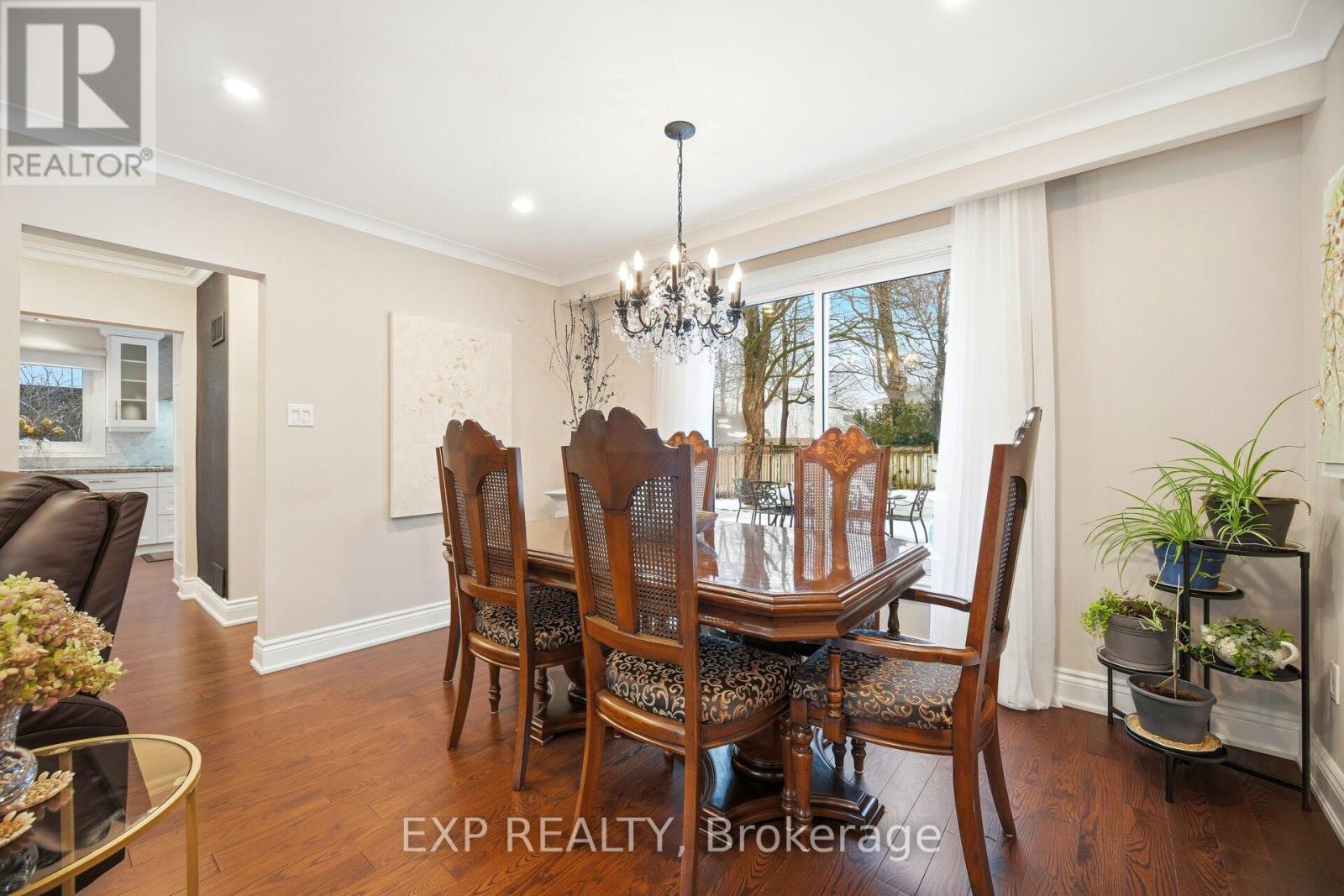 298 Edrich Court, Mississauga, Ontario  L5A 1R3 - Photo 5 - W12795630