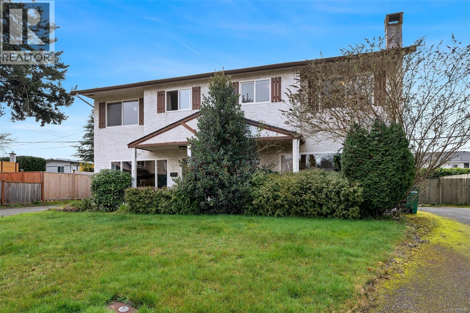 1725/1727 Ashdale Pl, Saanich, British Columbia  V8N 1P1 - Photo 2 - 1024119