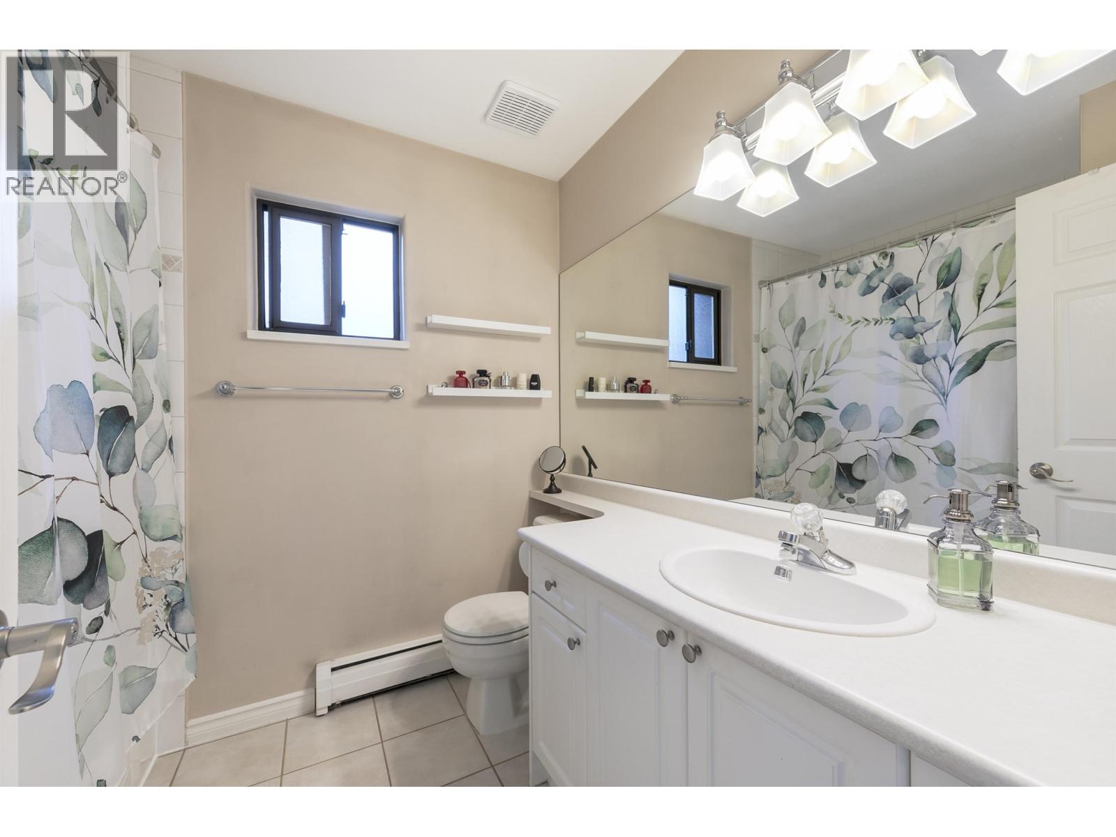 4721 Village Drive, Burnaby, British Columbia  V5G 4V7 - Photo 12 - R3090710