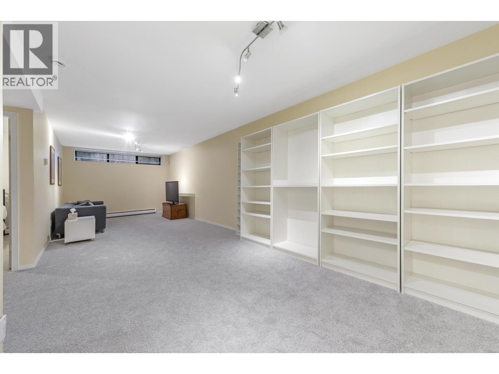 4721 Village Drive, Burnaby, British Columbia  V5G 4V7 - Photo 17 - R3090710