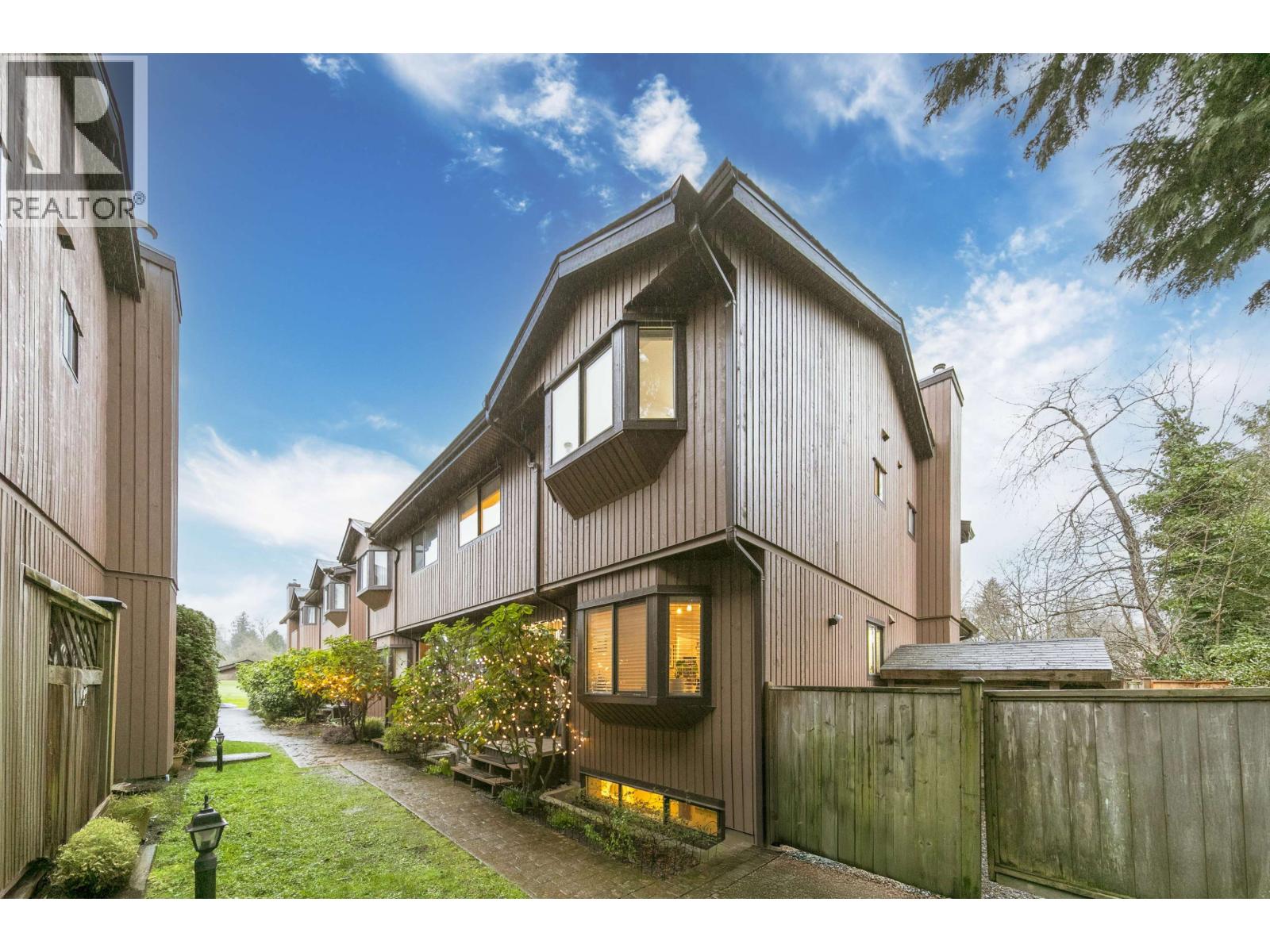 4721 Village Drive, Burnaby, British Columbia  V5G 4V7 - Photo 3 - R3090710