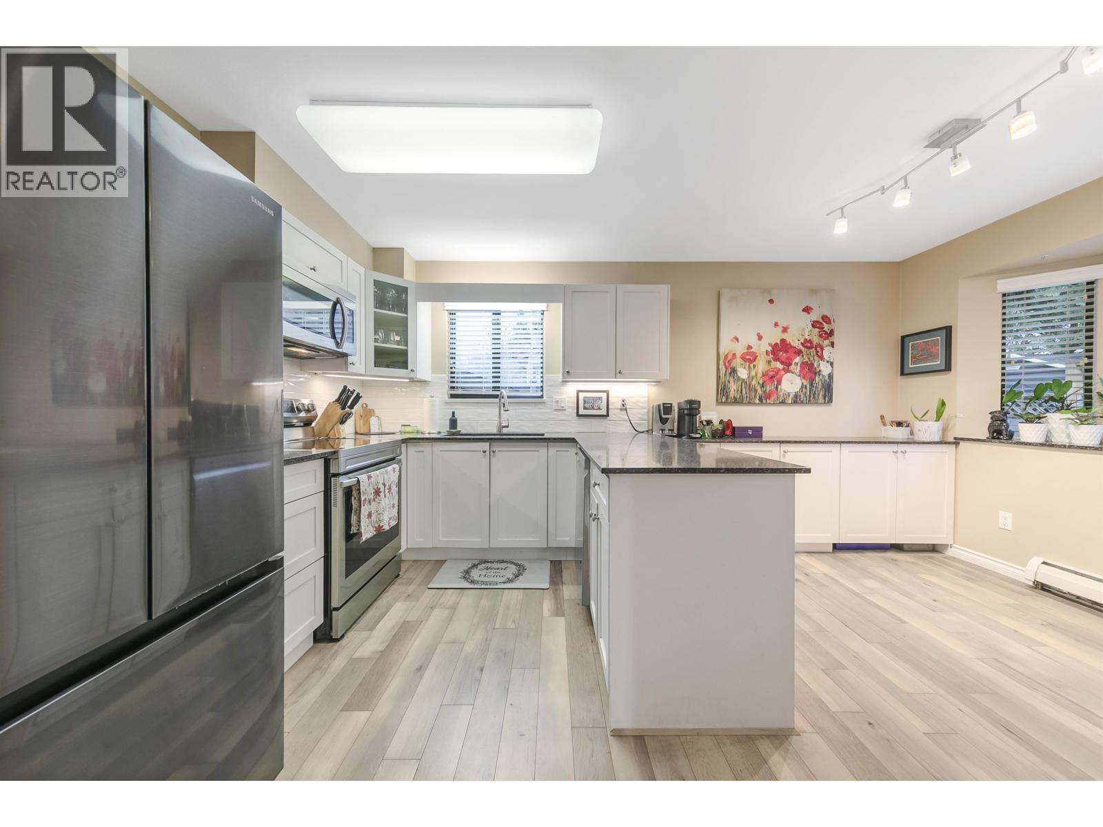 4721 Village Drive, Burnaby, British Columbia  V5G 4V7 - Photo 5 - R3090710