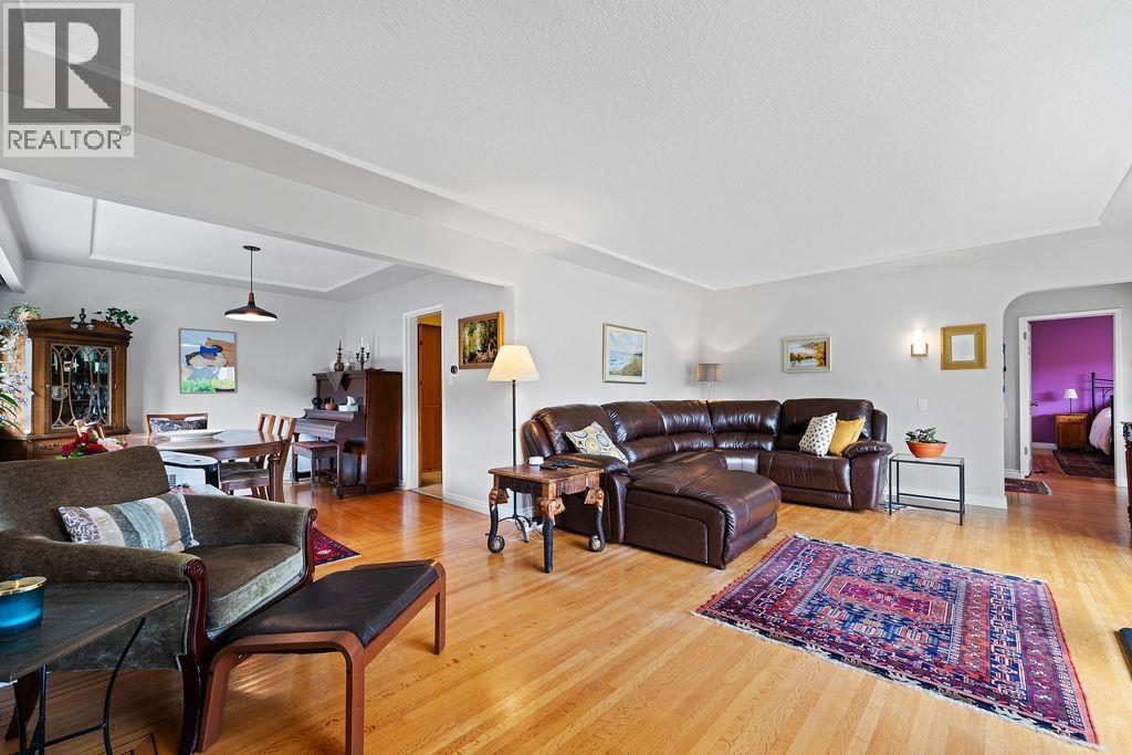 535 Holdom Avenue, Burnaby, British Columbia  V5B 3V3 - Photo 8 - R3090735