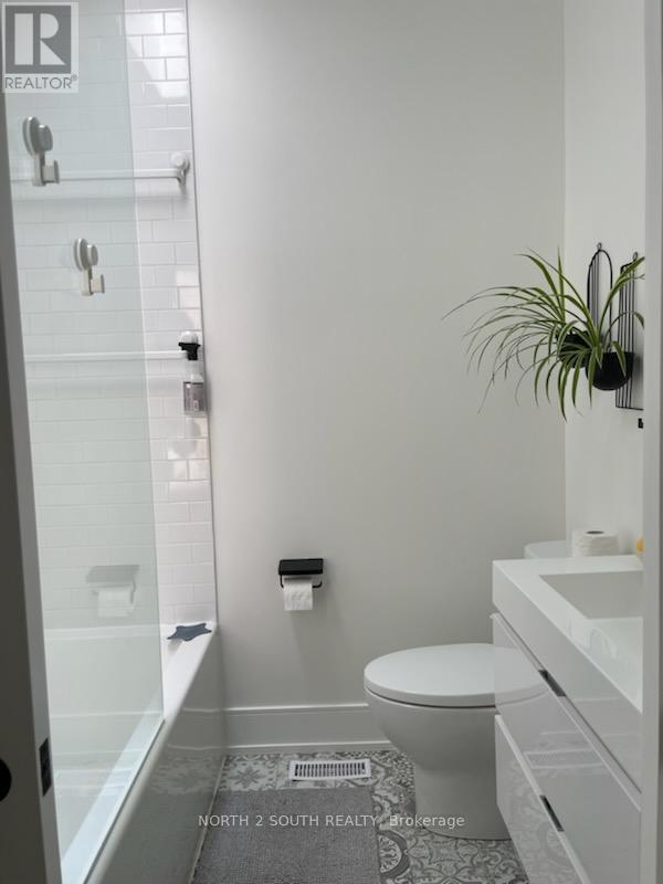 B - 918 Manning Avenue, Toronto, Ontario  M6G 2X4 - Photo 10 - C12795794