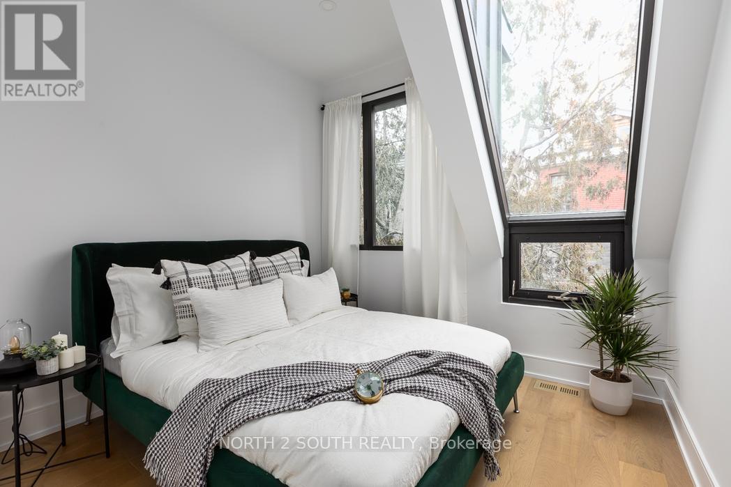 B - 918 Manning Avenue, Toronto, Ontario  M6G 2X4 - Photo 6 - C12795794