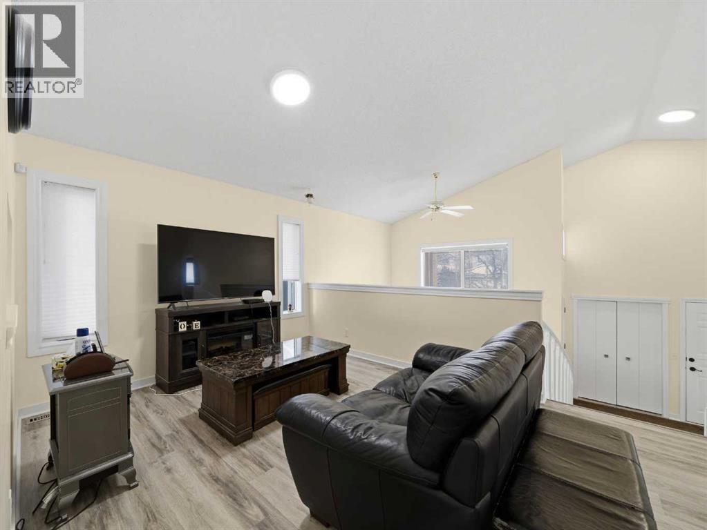 109 Somerset Close Sw, Calgary, Alberta  T2Y 3C4 - Photo 5 - A2282793