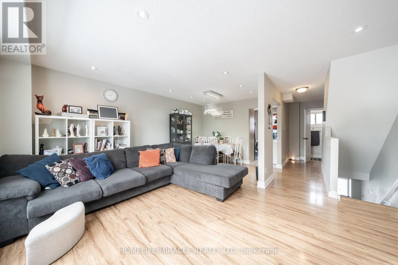 150 Enderby Crescent, Brampton, Ontario  L6T 4C7 - Photo 2 - W12795826