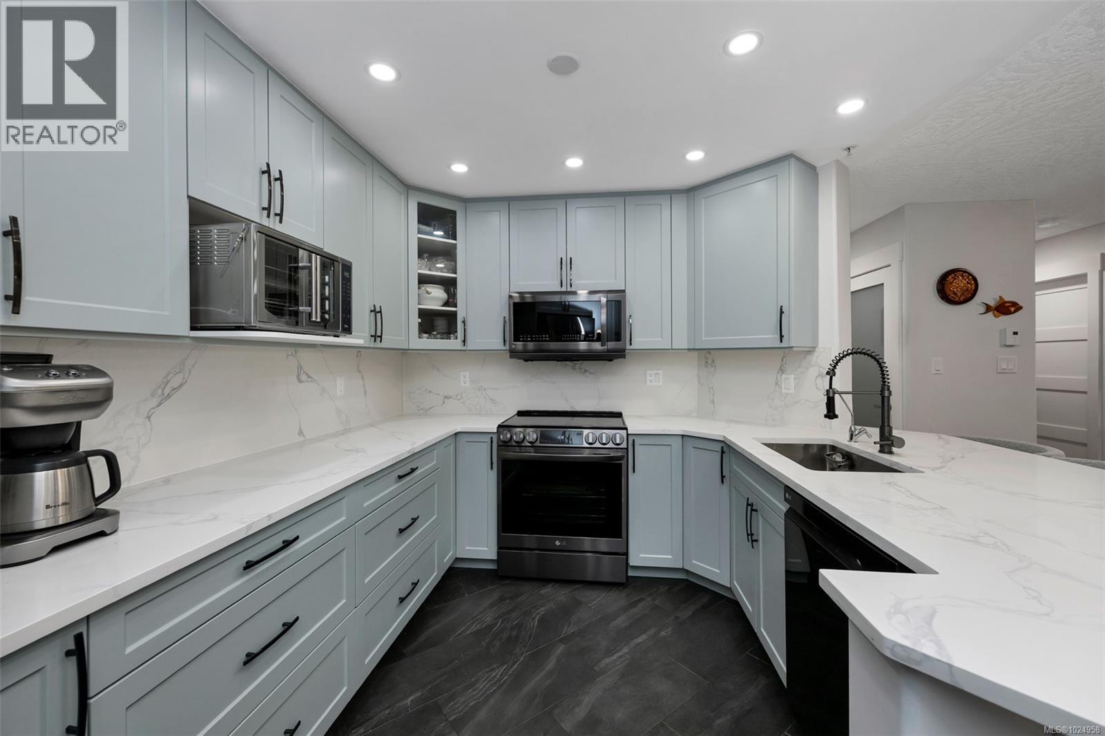 306 1085 Tillicum Rd, Esquimalt, British Columbia  V9A 7M3 - Photo 4 - 1024958