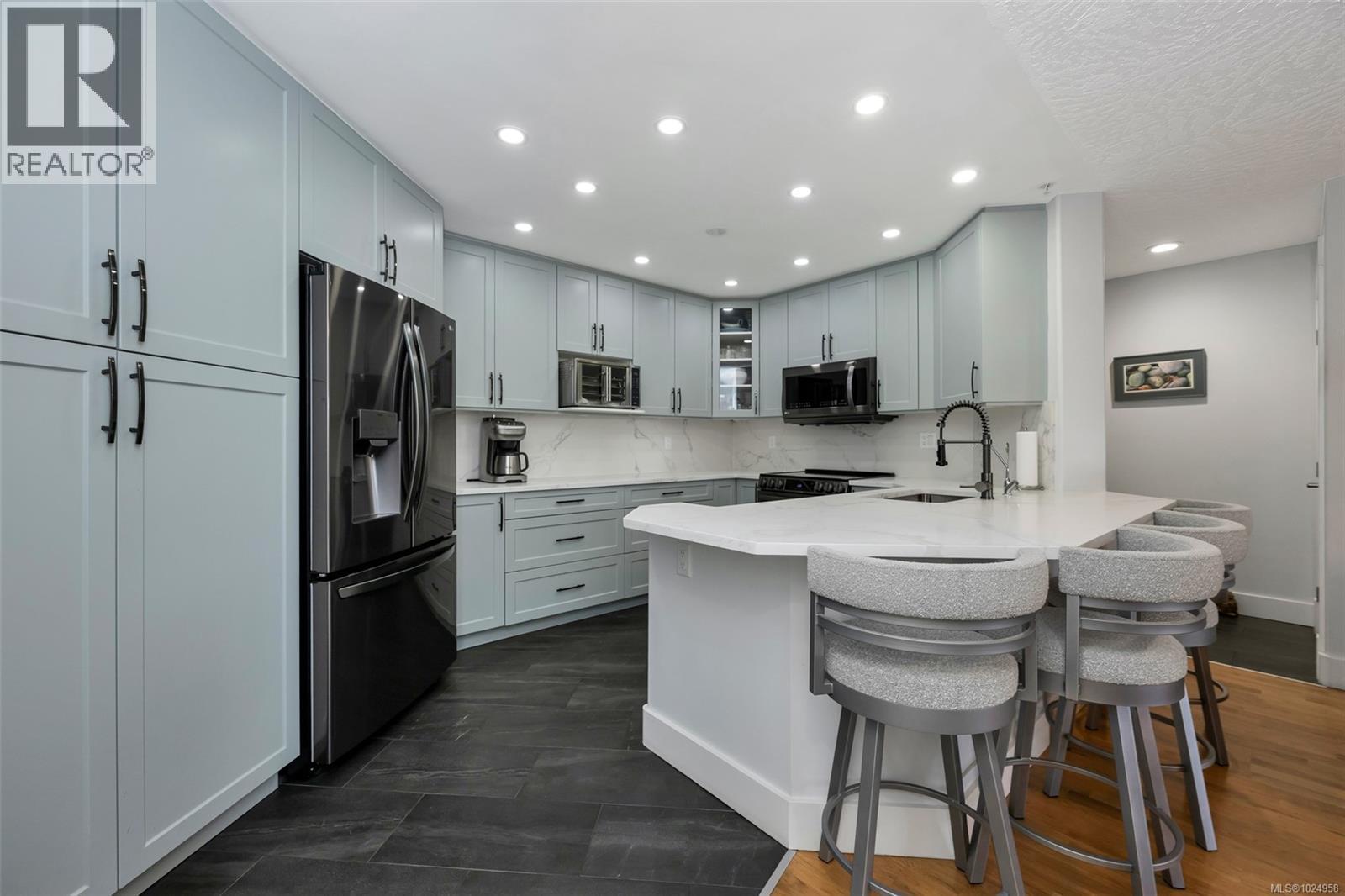 306 1085 Tillicum Rd, Esquimalt, British Columbia  V9A 7M3 - Photo 7 - 1024958