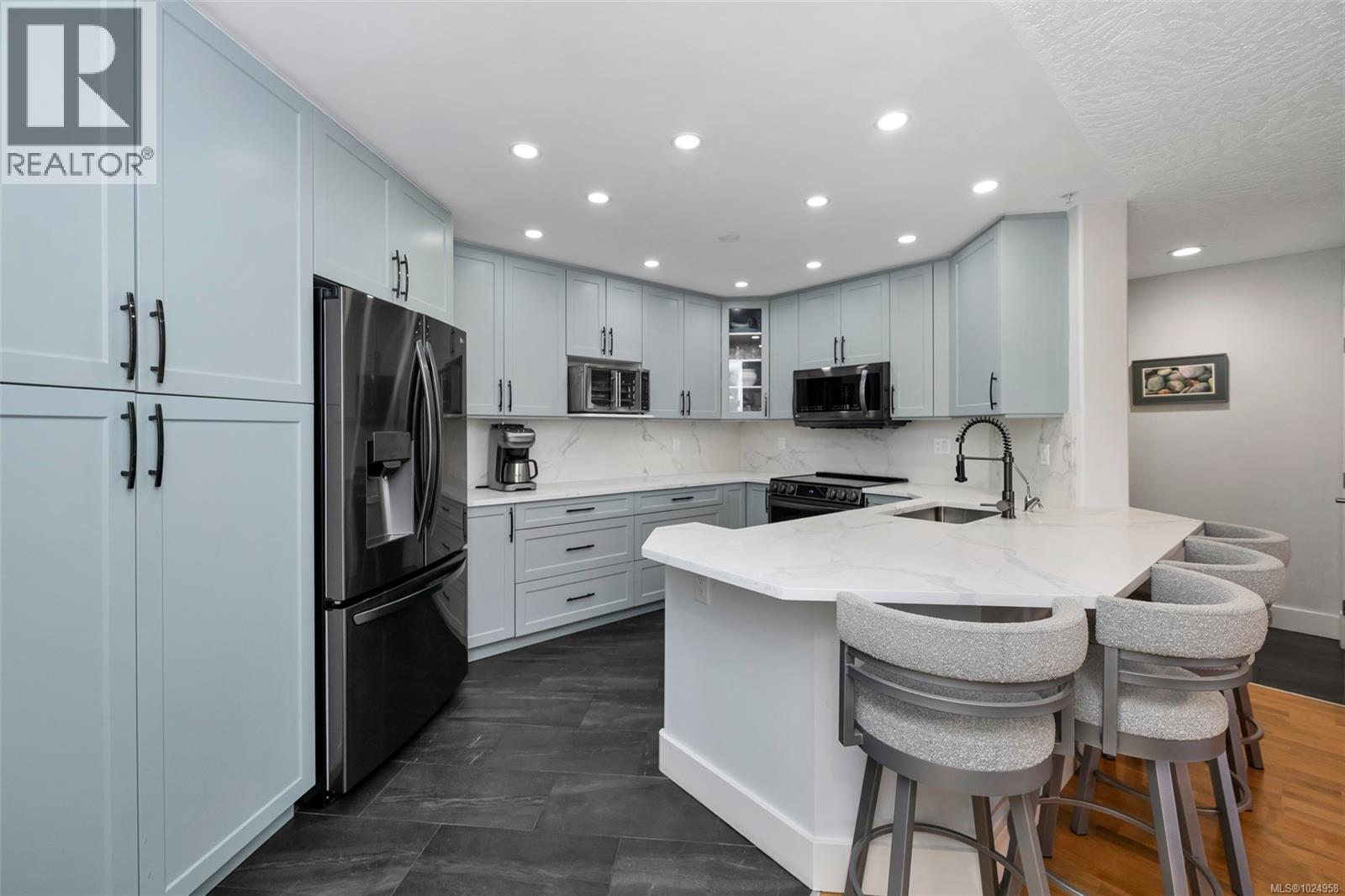 306 1085 Tillicum Rd, Esquimalt, British Columbia  V9A 7M3 - Photo 6 - 1024958