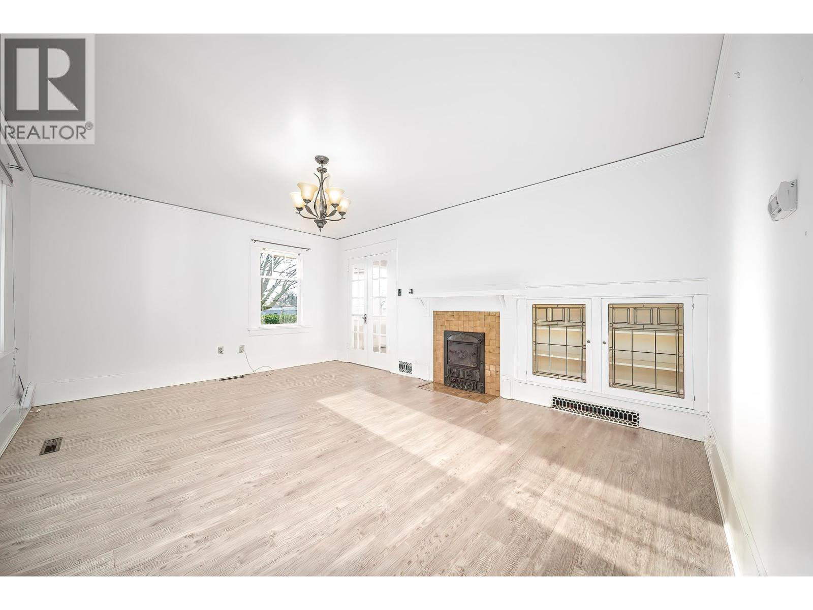 726 Tenth Street, New Westminster, British Columbia  V3M 3Z9 - Photo 1 - R3090801