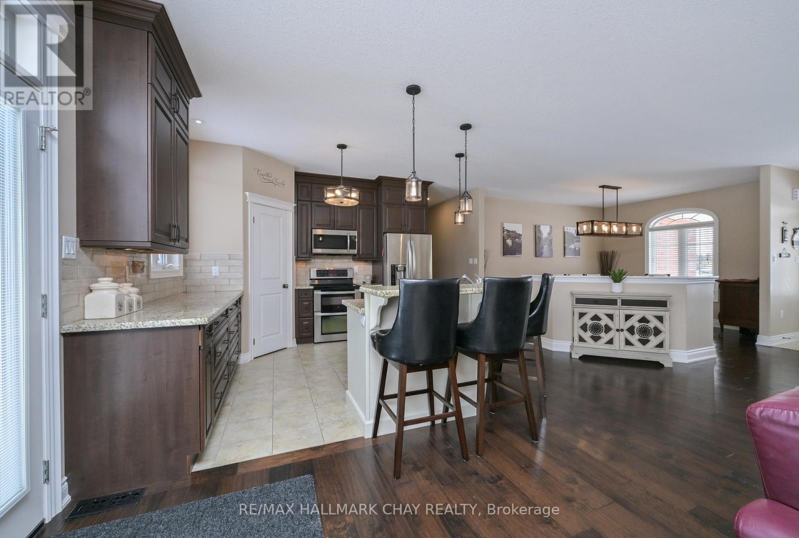 11 Harry Parker Place, Adjala-Tosorontio, Ontario  L0M 1J0 - Photo 8 - N12795896