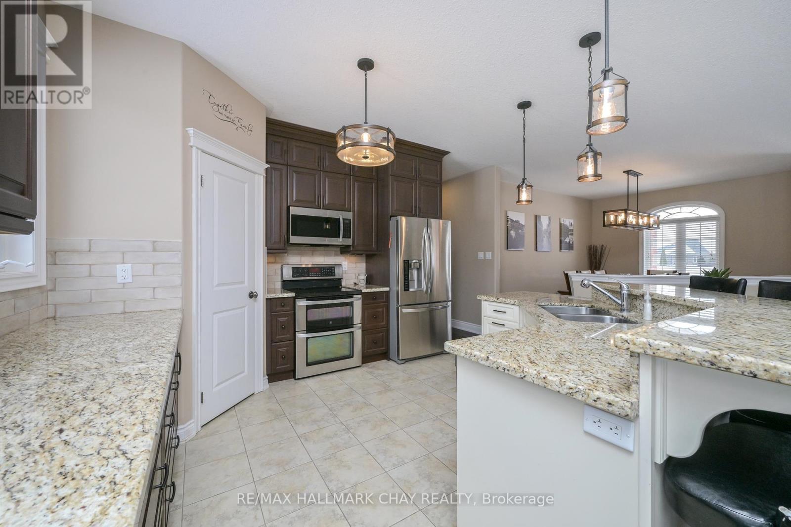 11 Harry Parker Place, Adjala-Tosorontio, Ontario  L0M 1J0 - Photo 9 - N12795896