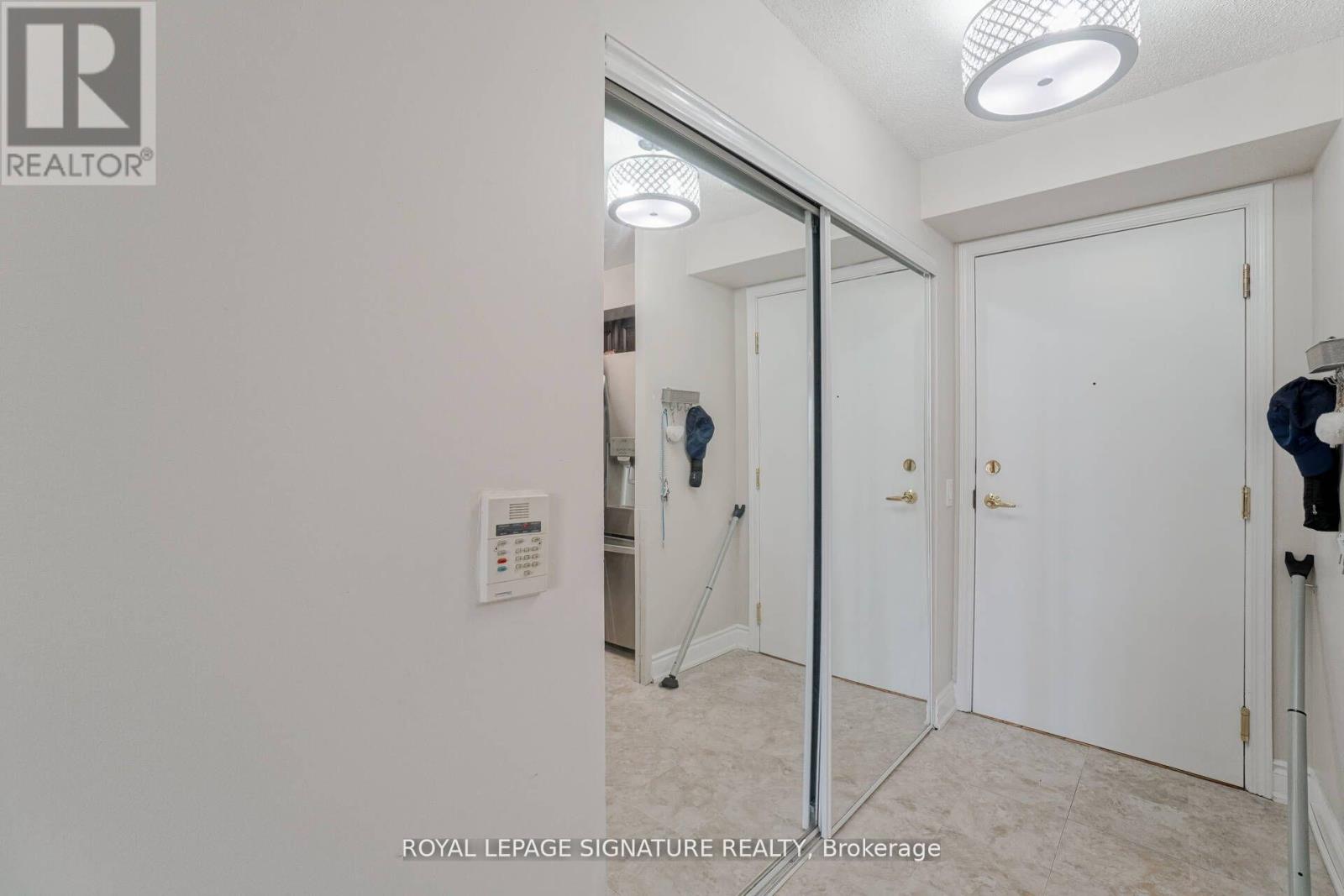 727 - 25 Kingsbridge Garden Circle, Mississauga, Ontario  L5R 4B1 - Photo 5 - W12795916