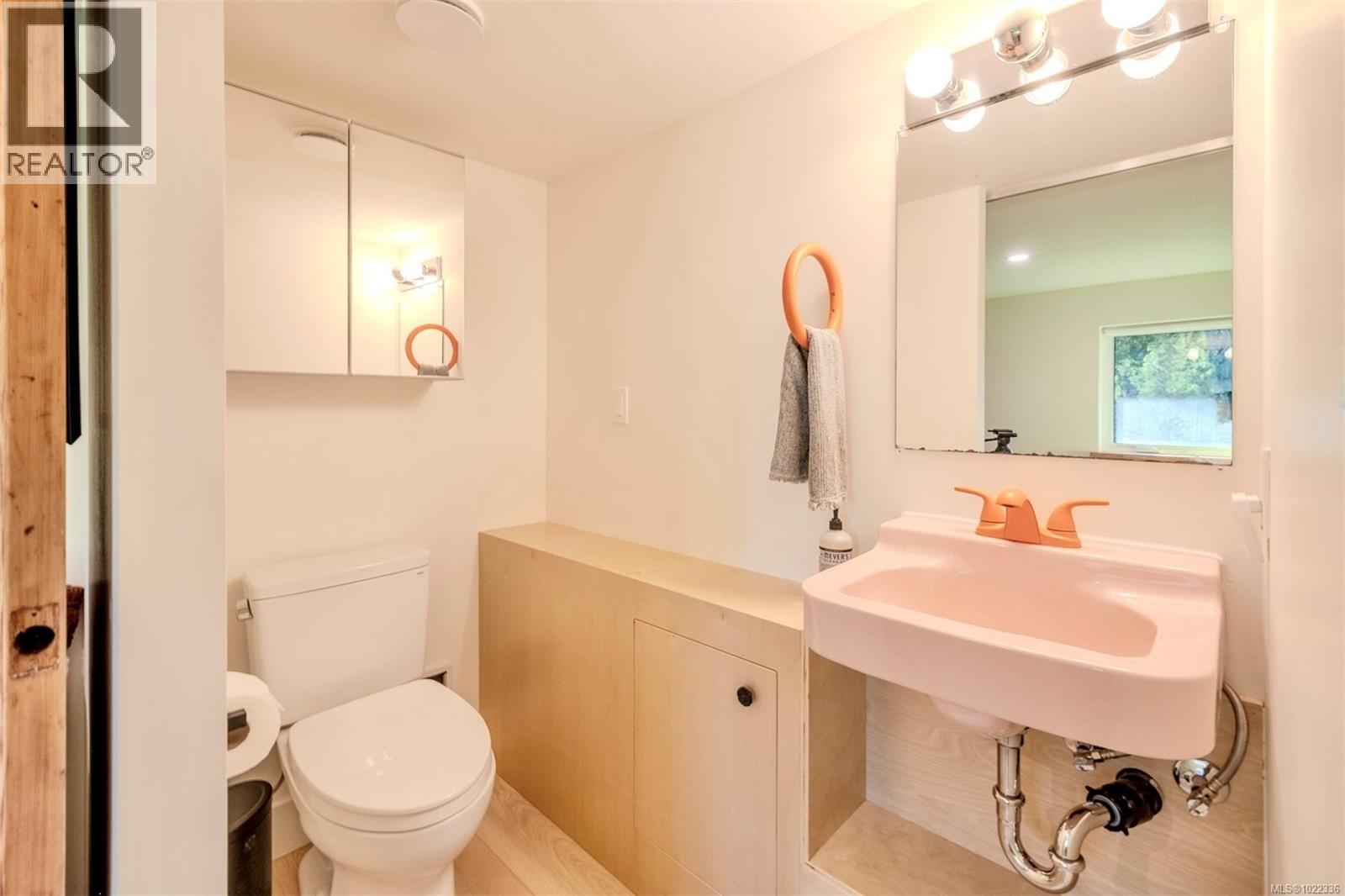 260 Neill St, Tofino, British Columbia  V0R 2Z0 - Photo 20 - 1022336