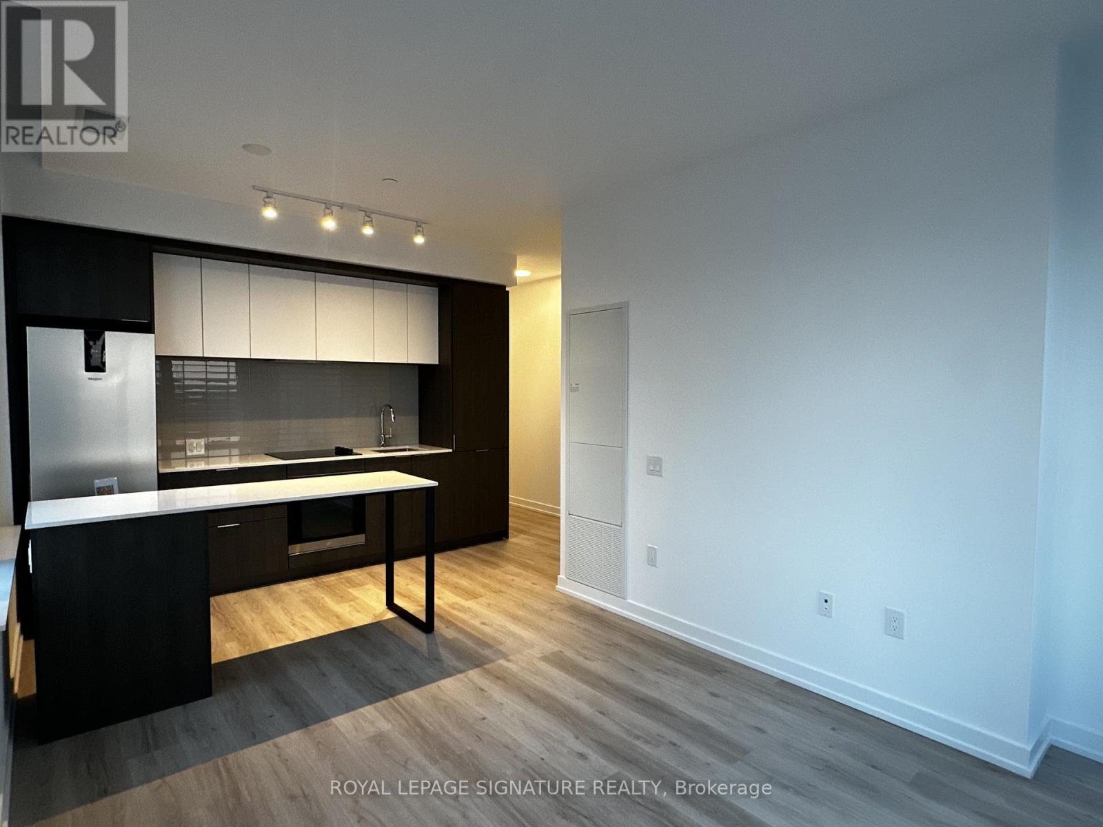 603 - 395 Square One Drive, Mississauga, Ontario  L5B 0C6 - Photo 8 - W12795100